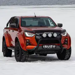 Unngå steinsprut i lakken og hold frontruten lenger ren. Panserbeskytter til din bil er en enkel måte å forlenge bilens levetid på. Ingen boring eller endring av panseret trengs. Monteres enkelt med små strammeklips rundt panserkanten som klemmer mot en gjennomsiktig klistrelapp som limes der klipsene står.<br><br><strong>Merk: Denne panserbeskytteren er med Arctic Trucks logo.</strong>