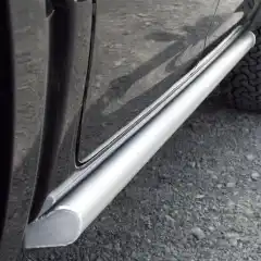 Rocksliders som er designet for å lettere skli over steinete underlag uten å ødelegge undersiden / kanalene på bilen.<br><br>• Under og sidebeskyttelse laget av 6 mm tykk aluminium.<br>• 1 kit = inneholder 2 styk, ett til hver side av bilen<br>• Godkjent av Volkswagen