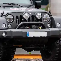 Stilren og enkel frontbøyle til å montere ekstralys på.<br>Bøylen kommer med to påsveisede hull til ekstralys.<br><br>Farge: Sort silkematt<br>Materiale: Rustfritt stål