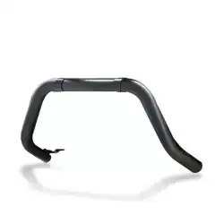 Det er noe utstyr enhver varebil må ha, og lyktebøyle med ekstralys er en av de tingene. Vi leverer EU-godkjente frontbøyler. Bøylen er laget av et 63 mm rundt rustfritt stålrør som er tilpasset bilens frontprofil og monteres med braketter på bilens ramme. Ingen drilling eller tilpassing av bilens front er nødvendig for montering.<br><br>Bøylen er ikke en erstatning for en såkalt «kufanger» men kun ment som styling og for montering av ekstralys. Vi har lyktefester som passer rundt bøylen.<br><br>Bøylen kommer i to utførelser – crome og sort.<br><br><strong>NB!</strong> Pass på at du kjøper korrekt bøyle til din bil da godkjennings-papirene er spesifikke på hvilken bil bøylen passer til.