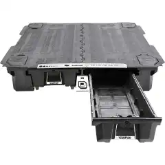 <strong>DECKED det nyeste tilbehøret fra det landet i verden med flest pick-ups!</strong><br><br>Smart, sikker og innovativ planskuff-løsning, kommer med to full-lengde skuffer som enkelt ruller ut på kraftige hjul/skinner. Dette gir deg enkel tilgang til alt du måtte ha liggende på planet fra bakenden av bilen. Perfekt for alle typer oppbevaring av ting du gjerne vil legge på planet; verktøy, camp/tur-utstyr, mat, fiskeutstyr eller recovery-stropper. Dersom du låser bakluken har du ikke tilgang til skuffer, noe som muliggjør at du trygt kan legge verdisaker bak i skuffene.