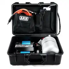 Med denne ARB kompressoren som står fast montert i en robust hardcase-koffert fyller du raskt opp dekkene etter å ha kjørt med lavt dekktrykk.<br><br>Denne dimensjonen av kompressor anbefales dersom du har større dekk enn 35". Kofferten har også innebygget en tank både for en boost dersom du skal ha på et avkjørt dekk eller for lett bruk av luftverktøy.