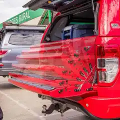 Baklukeassistent fra ARB som hjelper deg med bruken av bakluken på din pick-up. Denne gassdemperen tar både i mot lemmen når du åpner den så den ikke smeller ned, samtidig som du enkelt lukker lemmen med en finger.<br><br><strong>Passer til Isuzu D-Max 2012-2020</strong>