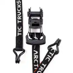 Svenskproduserte kvalitets-lastestropper med innvevd Arctic Trucks logo.<br><br>Bredde: 25 mm<br>Lengde: 5 m<br>Bruddstyrke: 1200 kg (Skal ikke brukes til løfting)<br>Feste: Jekkelås med gummibelagt håndtak<br>Farge: Sort med hvit logo