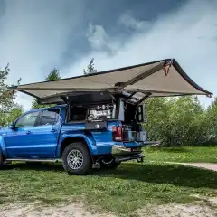 Alu-Cab Awning er utviklet både for å få skygge under Sahara's glohete sol eller beskyttelse for Bergen's klissvåte sommervær.<br><br>Markisen settes enkelt opp ved å dra markisen rundt de 270 gradene som den dekker og stramme den til med et strammebånd på bilens andre side. Markisen er selvbærende og er det lite vind kan den enkelt og greit brukes slik. Er det vind eller kraftig regn bør du sikre den, da feller du bare ned en fot og strammer de fastmonterte bardunene til bakken.<br><br>Til montering på sjåførsiden av bilen. Det finnes flere monteringsalternativer tilgjengelig, vi har lagt til de to mest vanlige, de finner du lenger ned.<br><br><a href="https://www.flickr.com/photos/arctictrucksnorge/albums/72157687936501935" target="_blank" rel="noopener noreferrer">Se flere bilder her, fra noen av våre monteringer.</a>