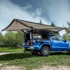 Alu-Cab Awning er utviklet både for å få skygge under Sahara's glohete sol eller beskyttelse for Bergen's klissvåte sommervær.<br><br>Markisen settes enkelt opp ved å dra markisen rundt de 270 gradene som den dekker og stramme den til med et strammebånd på bilens andre side. Markisen er selvbærende og er det lite vind kan den enkelt og greit brukes slik. Er det vind eller kraftig regn bør du sikre den, da feller du bare ned en fot og strammer de fastmonterte bardunene til bakken.<br><br>Til montering på passasjersiden av bilen. Det finnes flere monteringsalternativer tilgjengelig, vi har lagt til de to mest vanlige, de finner du lenger ned.<br><br><a href="https://www.flickr.com/photos/arctictrucksnorge/albums/72157687936501935" target="_blank" rel="noopener noreferrer">Se flere bilder her, fra noen av våre monteringer.</a>