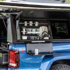 Fix ferdig kjøkkenmodul montert i sideluken på din Alu-Cab hardtop. Alle elementer er sikkert festet til kabinettet så det tåler å riste avsted til avsides basecamper.