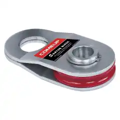 En kasteblokk eller trinse som det vel også kan kalles er en genial sak. Den har flere bruksområder, men hovedsaklig er den for å doble drakraften. Dette gjøres enkelt ved å føre tauet gjennom ksteblokken og tilbake til bilen der vinsjen er festet. Da oppnår du dobbel drakraft av det vinsjen din greier på "singel-line" - ulempen er selvklart at det går halvparten så raskt.<br><br>En kasteblokk kan selvsagt også brukes til å svinge dra-linjen dersom du står vanskelig til, fest kasteblokken til en kort stropp i et tre og du har mye større frihet i hvor du kan plassere bilen som drar opp.<br><br>En kasteblokk sparer vinjsen for en enorm belastning og er absolutt noe som bør være med på tur dersom du skal komme deg gjennom en vanskelig trasé.