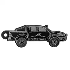 De sier; vis meg din bil så skal jeg fortelle deg hvem du er...<br>Vis hva du kjører når alle legger flatbil-nøklene sine på bordet. Med denne viser du hvem du er - og hva du kjører!<br><br>Leveres med nøkkelring.<br><br>Modell: Arctic Trucks Toyota Hilux AT35