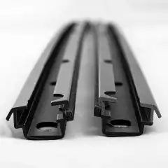 Monteringskinne til fastmontering i eksisterende spor på taket. Isuzu D-Max har ferdig gjengede hull i taket under pyntelista som denne festes enkelt i.<br><br>NB! Husk at monteringskinnen ikke er like lang som pyntelisten, dermed må du bruke en bit foran og bak for syns skyld.<br><br><strong>NB: Avbildet profil kan avvike fra faktisk produkt. Passer Isuzu D-Max D-cab  fra 2012 til 2019</strong>