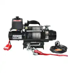 Liten og portabel og mer enn sterk nok til det meste - komplett kit med brakett til firkantfeste. Denne lille kraftpakken av en vinsj trekker 2.700 kg noe som gjør den sterk nok til stort sett det man bruker en vinsj til.<br><br>Vinsjen leveres med syntetisk tau som har flere fordeler.<br>- Total vekt blir redusert betraktelig da wire er tungt.<br>- Kinetisk tau strekker seg ikke, dermed lagrer den ikke energi dersom tauet skulle ryke.<br>- Du unngår sjansen for å få rift og sår i hendene som ofte skjer med konvensjonell wire, det gjør skikkelig vondt.<br>- Lettere å dra ut til vinsjepunktet<br><br><strong>Tenker du å dra tyngere enn 2,7 tonn?</strong><br>Du kan doble trekkraften ved å bruke en kasteblokk, men da halverer du hastigheten på hvor fort vinsjen trekker inn.<br><br>NB! Strømforbruket øker betraktelig ved bruk av vinsj og vi anbefaler innstallasjon av <a href="https://arctictrucks.no/batteri/">dobbelt batteri</a> om du skal vinjse mye.