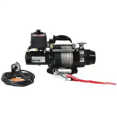 Liten og portabel og mer enn sterk nok til det meste - denne vinsjen trekker 2.700 kg noe som gjør den sterk nok til stort sett det man bruker en vinsj til.<br><br>Vinsjen leveres med Dyneema© kinetisk tau som har flere fordeler.<br>- Total vekt blir redusert.<br>- Kinetisk tau strekker seg ikke, dermed lagrer den ikke energi dersom det skulle ryke.<br>- Du unngår sjansen for å få rift og sår i hendene som ofte skjer med konvensjonell wire.<br>- Lettere å dra ut til vinsjepunktet