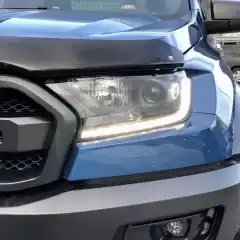 Unngå steinsprut i lakken og hold frontruten lenger ren. Panserbeskytter til din bil er en enkel måte å forlenge bilens levetid på.<br><br>Ingen boring eller endring av panseret trengs. Monteres enkelt med små strammeklips rundt panserkanten som klemmer mot en gjennomsiktig klistrelapp som limes der klipsene står.<br><br><strong>Passer også til Ford Ranger Raptor</strong>