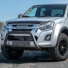 Unngå steinsprut i lakken og hold frontruten lenger ren. Panserbeskytter til din bil er en enkel måte å forlenge bilens levetid på.<br><br>Ingen boring eller endring av panseret trengs. Monteres enkelt med små strammeklips rundt panserkanten som klemmer mot en gjennomsiktig klistrelapp som limes der klipsene står.