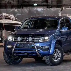 Unngå steinsprut i lakken og hold frontruten lenger ren. Panserbeskytter til din bil er en enkel måte å forlenge bilens levetid på.<br><br>Ingen boring eller endring av panseret trengs. Monteres enkelt med små strammeklips rundt panserkanten som klemmer mot en gjennomsiktig klistrelapp som limes der klipsene står.