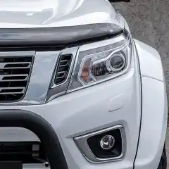 Unngå steinsprut i lakken og hold frontruten lenger ren. Panserbeskytter til din bil er en enkel måte å forlenge bilens levetid på.<br><br>Ingen boring eller endring av panseret trengs. Monteres enkelt med små strammeklips rundt panserkanten som klemmer mot en gjennomsiktig klistrelapp som limes der klipsene står.<br><br><strong>Passer til Nissan Navara 2016 +</strong>