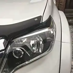 Unngå steinsprut i lakken og hold frontruten lenger ren. Panserbeskytter til din bil er en enkel måte å forlenge bilens levetid på.<br><br>Ingen boring eller endring av panseret trengs. Monteres enkelt med små strammeklips rundt panserkanten som klemmer mot en gjennomsiktig klistrelapp som limes der klipsene står.<br><br><strong>Passer Toyota Land Cruiser 150 serie fra 2010 til 2013</strong>