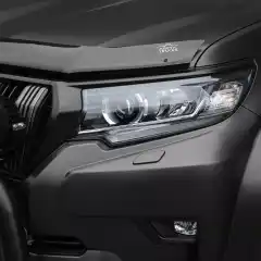 Unngå steinsprut i lakken og hold frontruten lenger ren. Panserbeskytter til din bil er en enkel måte å forlenge bilens levetid på.<br><br>Ingen boring eller endring av panseret trengs. Monteres enkelt med små strammeklips rundt panserkanten som klemmer mot en gjennomsiktig klistrelapp som limes der klipsene står.<br><br><strong>Passer til Toyota Land Cruiser 2018 +</strong>