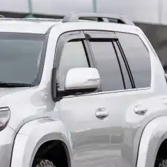 Om det kun er for styling eller gjør det mer komfortabelt i bilen under fart er opp til deg, vi fører EGR vindavvisere til din Pickup eller SUV.<br><br>Selges som sett til alle fire dørene.