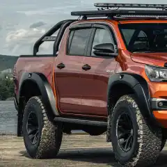 Om det kun er for styling eller gjør det mer komfortabelt i bilen under fart er opp til deg, vi fører EGR vindavvisere til din pickup eller SUV.<br><br>Selges som sett til alle fire dørene. Monteres enkelt ved at de limes på bilens vinduskarm.