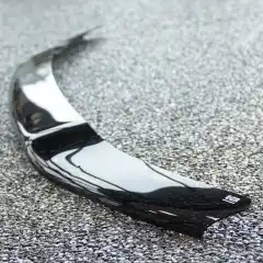 Unngå steinsprut i lakken og hold frontruten lenger ren. Panserbeskytter til din bil er en enkel måte å forlenge bilens levetid på.<br><br>Ingen boring eller endring av panseret trengs. Monteres enkelt med små strammeklips rundt panserkanten som klemmer mot en gjennomsiktig klistrelapp som limes der klipsene står.<br><br><strong>Passer til VW Transporter T5 fra 2010 til 2015<br>Bilde kan avvike fra produkt</strong>