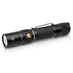 Fenix UC35 V2.0 oppladbar lommelykt er 2018 upgraderingen av <a href="https://www.fenixlighting.com/product/uc35-fenix-flashlight/">Fenix UC35 flashlight</a>. Utsyrt med Cree XP-L HI V3 LED, leverer denne lykten 1000 lumens og rekker omlag 266 meter.<br><br>Skru av og på lykten med "tactical tail" bryter og bytt mellom de seks modusene med den ny-designede metall bryteren, som også har en innebygget batterinivå måler. Med denne lampen kan man oppnå hele 800 timer dersom du bruker den nye "moonlight" lysstyrken.<br><br>Kompakt og robust laget er UC35 V2.0 lykten IP68 klassifisert; støv- og vanntett til 2 meter.<br><br><strong>2018 oppgraderinger etter forrige modell:</strong><br>-XP-L HI v3 LED gir bedre lysstyrke, effektivitet og lengde<br>-Forbedret stål bryter på siden med batterinivå indikator<br>-Ny og mer kompakt lykt<br>-Batteri med større kapasitet, 3500 mAH oppladbart batteri for lengre brukstid<br>-forbedret USB kobling som gir forbedret ladetid<br>-forbedret vanntetthet klassifisering (IP68)