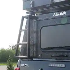 Alu-Cab Adventure 3 har plass til stige opp til taket, på sidene av bakluken.<br>Denne stigen finnes KUN for venstre side av bakluka.<br><br>Passer til KUN Alu-Cab Adventure canopies for Amarok da den plantoppen er 55 cm høy.