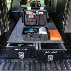 Med låsbare heavy-duty skuffer fra Alu-Cab får du enkel eller dobbel skuff som du enkelt trekker helt ut, skuffene glir i kulelager-opphengte skinner og tåler opp til 100 kilo belastning.<br><br>Skuffhåndtaket med innebygget sperre og lås åpnes enkelt ved å dra i hendelen.<br><br>Skuffseksjonen er trukket utvendig og innvendig med kraftig isolerende teppe.