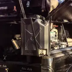 Alu-Cab Adventure 3 har plass til jerry-kanne på sidene av bakluken.<br>Jerrykanner kan brukes til så mangt og finnes i flere utførelser og farger – helt opp til deg hva du vil ha i dem. Det finnes også kanner som kan brukes til drikkevann med tappekran nederst i tanken.<br><br>Passer til begge sider<br><br><strong>Jerrican;</strong> en tysk oppfinnelse med en amerikansk tilpasning <a href="https://en.wikipedia.org/wiki/Jerrycan">– les mer om Jerrykanna her.</a>