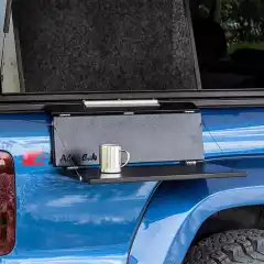 Uttbrettbart bord som raskt og enkelt henges på siden av toppen. Henger i en aluminiumsbrakett som du enkelt monterer der du vil ha morgenkaffen din.