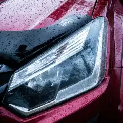 Unngå steinsprut i lakken og hold frontruten lenger ren. Panserbeskytter til din bil er en enkel måte å forlenge bilens levetid på.<br><br>Ingen boring eller endring av panseret trengs. Monteres enkelt med små strammeklips rundt panserkanten som klemmer mot en gjennomsiktig klistrelapp som limes der klipsene står.<br><br>Denne panserberskytteren leveres med Arctic Trucks logo istedenfor EGR logo øverst på førersiden<br><br><strong>Passer til Isuzu D-Max fra 2017 til 2020</strong>