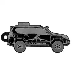 De sier; vis meg din bil så skal jeg fortelle deg hvem du er...<br>Vis hva du kjører når alle legger flatbil-nøklene sine på bordet. Med denne viser du hvem du er - og hva du kjører!<br><br>Leveres med nøkkelring.<br><br>Modell: Arctic Trucks Toyota Landcruiser AT37