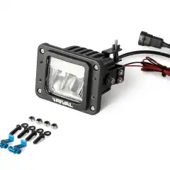 Erstatningslamper av originale lys ved fastmontering av Rival støtfangere. Erstatter originale park/kurve eller tåkelys ved bytte av støtfanger foran.<br>Lampen er spesialtilpasset støtfangeren og har skruehull som gjør montering enklere da det ikke trengs borring. Lyskilden er LED fra anerkjente OSRAM. Lyktehuset og glasset er laget i uknuslig polycarbonat.<br><br>Justerbar i høyden med fjærbelastet justeringsskrue i bakkant.