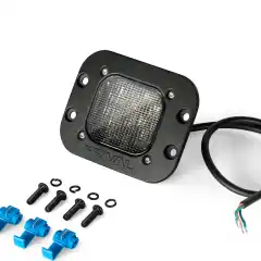 Arbeids-/tåkelys til fastmontering i Rival bakfanger. Med disse lampene slipper du løse ettermonterte lamper som stikker ut under bilen.<br>Lampen er spesialtilpasset støtfangeren og har skruehull som gjør montering enklere da det ikke trengs borring. Lyskilden er LED fra anerkjente OSRAM. Lyktehuset og glasset er laget i uknuslig polycarbonat.<br><br>Dersom bilen ikke allerede har arbeidslys bakover må det trekkes eget ledningsnett.