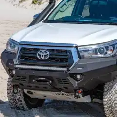 Robust Rival aluminiums støtfanger til Toyota Hilux Invincible / Rocco (2018-2020). Støtfangeren har fester til innvendig montert vinsj med hengslet skiltplate luke foran.<br>Klargjort for frontmontert arbeidslys.<br>2x recoverypunkter for feste av for eks. Factor 55 Crosby sjakkel.<br>2x løftepunkter i front for ARB Jack eller Hi-Lift løftejekk.<br><br>Godkjent for bruk i Norge, medfølger godkjenningspapirer.<br><br><style><br>	.bruksanvisning-button {</p><br><p>		background-color: rgb(0,111,202);<br />		color: white;<br />		border: none;<br />		cursor: pointer;<br />		padding-top: 5px;<br />		padding-left: 8px;<br />		padding-right: 8px;<br />		padding-bottom: 5px;<br />		border-radius: 10px;</p><br><p>	}<br /></style><br><br><a href="https://www.rival4x4europe.com/upload/iblock/95a/1pv5qnc9zvo2xak3ut2xhra62zwoxv8e/2D.5716.1-NL_21_lg(eng).pdf" target="_blank" rel="noopener"><button class="bruksanvisning-button">Bruksanvisning</button></a>
