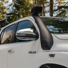 Skal du krysse over dype elver eller bekkefar trenger du snorkel for å flytte luftinntaket opp og sikre at ikke vann kommer inn i motoren - for da er det bråstopp!<br><br>Opprinnelig ble snorkel laget for det hardet klimaet i Austraila – også med tanke på å unngå støv og sand i motoren, ved å flytte inntaket opp reduserte man mengden sand som endte i luftfilteret.<br><br><strong>Passer til Toyota Hilux 2016 +</strong>