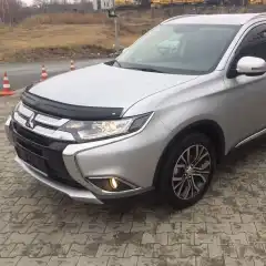 Unngå steinsprut i lakken og hold frontruten lenger ren. Panserbeskytter til din bil er en enkel måte å forlenge bilens levetid på.<br><br>Ingen boring eller endring av panseret trengs. Monteres enkelt med små strammeklips rundt panserkanten som klemmer mot en gjennomsiktig klistrelapp som limes der klipsene står.<br><br><strong>Passer Mitsubishi Outlander 2012– (også hybrid!)</strong>