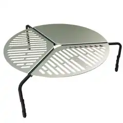 Genial grillrist og stekeplate til å legge over leirbålet. Laget av tre rustfrie stålplater som er skrudd sammen med tre ben av støpejern. Oppbevares på reservedekket. Gassgrill sier du?