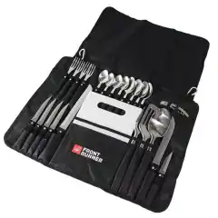 Det er når man er på tur at man lager skikkelig mat, da skal det ikke stå på utstyret! Dette settet inneholder <strong>gode kniver</strong> og <strong>bestikk</strong> som ikke bøyer seg i biffen. To karabinkroker for enkelt å kunne henges opp i en mappe som gjør at bestikket ikke rasler rundt når du setter ferden videre på en humpete grusvei.