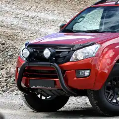 Unngå steinsprut i lakken og hold frontruten lenger ren. Panserbeskytter til din bil er en enkel måte å forlenge bilens levetid på.<br><br>Ingen boring eller endring av panseret trengs. Monteres enkelt med små strammeklips rundt panserkanten som klemmer mot en gjennomsiktig klistrelapp som limes der klipsene står.<br><br><strong>Passer Isuzu D-Max  2012  - 2016</strong>