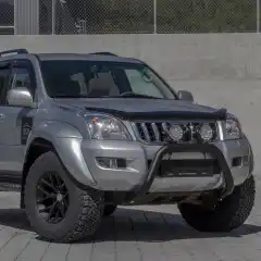 Unngå steinsprut i lakken og hold frontruten lenger ren. Panserbeskytter til din bil er en enkel måte å forlenge bilens levetid på.<br><br>Ingen boring eller endring av panseret trengs. Monteres enkelt med små strammeklips rundt panserkanten som klemmer mot en gjennomsiktig klistrelapp som limes der klipsene står<br><br><strong>Passer til Toyota Land Cruiser 120 serie (2003 - 2009)</strong>