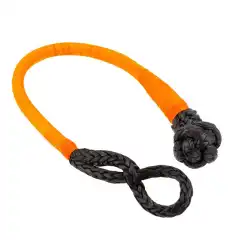 Oppdatert ARB tau-sjakkel med bruddstyrke på hele 14.5 tonn i en god og synlig farge, noe som er greit når man skal finne frem utstyret, eller når du forlater stedet du har vinsjet deg ut av. Denne nye sjakkelen er lenger enn sin forgjenger, har større knute, flyter og er UV-beskyttet mot sol.<br><br>Denne softsjakkelen ble oppdatert i August 2021 med ny kappe rundt tauet, dette forhindrer skader og sand i å trenge inn i tauet. Det nye UHMWPE* tauet som brukes er CE-sertifisert og brukes i mange syntetiske tau og bruker-spesifikke taue stropper. Dette materiale flyter.<br><br>Perfekt for biler opp til 3,5 tonn. Leveres med en pose med netting som forhindrer sopp og andre fuktskader.<br><br>* Ultra High Molecule Weight Polyethylene