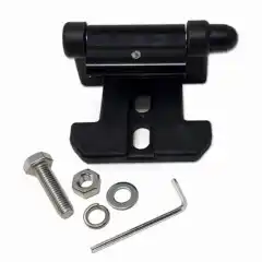 <p class="tekst1">Siden det kun følger med sidebraketter med Linear-lampene kan det av og til bli litt vrient å montere lampene om monteringsflaten ikke stemmer overens med brakettene. Om du eksempelvis ønsker å montere en Linear-lampe på en skiltbrakett, så vil ikke brakettene passe med skiltbraketten. Med senterbraketter til Linear-lampene vil du få en betydelig enklere montering. Disse brakettene monteres bak lampen og kan skyves langs hele langsiden på lampen for en perfekt montering. Det er anbefalt å bruke 1 stk brakett til Linear 6, mens Linear 12 og 18 så anbefales det å bruke 2 stk braketter.</p><br><br><h4 class="header2">Hva følger med i pakken?</h4><br><p class="tekst2">Med i pakken får du 1 stk glassfylt nylon brakett med rustfrie skruer, mutter og skiver.</p>