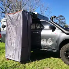 Et dusjforheng fra Alu-Cab for montering på Alu-Cab Generation 3 taktelt, Canopy Camper, the Khaya, Icarus og Hercules.<br>Husk å kjøpe braketter i tillegg: Varenummer: GENAC-SH-SC<br><ul><br> 	<li>Lett vekt aluminium kontruksjon</li><br> 	<li>Enkel å åpne/lukke</li><br> 	<li>Dusjforhenget er vektet i bånn og tørker raskt</li><br> 	<li>Kraftig oppbevaringspose med glidelås</li><br> 	<li>Kan monteres på høyre eller venstre side av bilen</li><br> 	<li>Justerbare teltpluggstropper for høydeforskjell på kjøretøyet.</li><br></ul>