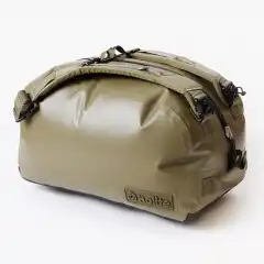 Skal du ha EN weekender’ som kan være med på alt er Redeemer bagen du ser etter!<br><p class="p1"><span class="s1">Dette er Halites versjon av en klassisk weekend bag – perfekt for enhver situasjon du kan finne deg selv midt oppi plutselig – enten om du sitter i en elvebåt i Amasonas eller på trikken på vei til treningssenteret.</span></p><br><p class="p1"><span class="s1">Kombinasjonen av 420 Denier Nylon og et TPU belegg på begge sider av stoffet gir en perfekt balanse mellom svært slitesterkt materiale og lav vekt.</span></p><br>TIZIP® #10 MasterSeal glidelåsen gjør bag’en 100% vann- og lufttett, noe som like gjerne er en fordel her i Norge som i Amasonas. Alt du har av bagasje er oppvart tørt og trygt.<br><br>Ryggselene kan om ønskelig raskt åpnes med 2M ROC spenner dersom du må droppe bag’en.