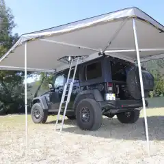 En 270 graders markise fra James Baroud. Dette er en imponerende, selvbærende markise med en "tunnelåpning" til James Baroud takteltet. En tunnel gjør at du kan lukke inngangen til teltet helt (tilleggsutstyr) Da slipper du å bli våt når du skal inn og ut av teltet på regnfulle dager.<br>Markisen er laget av forsterket aluminium og rustfritt stål, og er også tilgjengelig med sidevegger og vertikale støttestenger for vindfulle forhold.