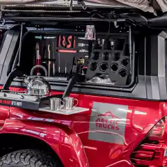 Fastmontert kjøkkenmodul til å montere på innsiden av sideluka i RSI-plantoppen. Dette er kanskje den mest komplette kjøkkenmodulen vi har sett, med et enkelt grep roterer en dobbel kokeplate ut som også inneholder en skjæreplate av nylon. Alle kjøkkendelene står plassert på faste plasser i formskjært skumplast så det tåler å riste avsted til avsides basecamper.<br><br>Settet har følgende fastmontert i formskjært skumplast:<br>Ut-rotér-bart dobbelt gassbluss<br>Skjærebrett i nylon<br>Tallerkensett<br>Dype skåler<br>Bestikksett som inneholder biffkniv, gaffel, skje og teskje.<br>Vinopptrekker<br>4 kaffekopper<br>4 øl krus<br>4 vinglass<br>2 fyrstikkesker<br>Salt+pepper<br>Grill-klype<br>Steklespade<br>Sleiv<br>Brødkniv<br>2 Kjøkkenkniver<br>Multisaks<br>2 oppbevaringsbokser<br>Kaffekoker/vannkoker med lyd<br><br>BE SMART IT'S HOT!