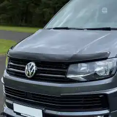 Unngå steinsprut i lakken og hold frontruten lenger ren. Panserbeskytter til din bil er en enkel måte å forlenge bilens levetid på.<br><br>Ingen boring eller endring av panseret trengs. Monteres enkelt med små strammeklips rundt panserkanten som klemmer mot en gjennomsiktig klistrelapp som limes der klipsene står.<br><br><strong>Passer til VW Transporter T6 fra 2016 +<br>Bilde kan avvike fra produkt</strong>