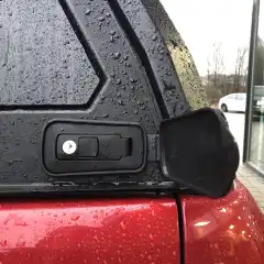 <strong>NB! Dette er reservedel. Gummi cover følger med nye topper.</strong><br><br>Beskytt dørlåsene mot is og støv, med dette lokket holder låsen lenger mot elementene.