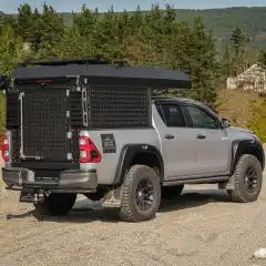 <strong>Pick-up eller SUV?</strong> Skal du velge plattform for å lage deg en bil å dra på tur med er begge godt egnet til dette, man kan enkelt montere et taktelt på nær sagt hvilken bil som helst. Når det kommer til plass og lastekapasitet er det det kun en plattform som peker seg ut.<br><br>Tidligere har det uansett vært noen begrensninger ved slike løsninger, spesielt om du vil ha et sted for å reise deg opp og kunne bevege deg i. Frem til nå har det kun vært tre muligheter.<br>A: Kjøp en billig "Daily driver" og bygg om pick-up'en din til en dedikert camper.<br>B: Ikke gjør noe, kjøp en lavo som et omkledningsrom.<br>C: Kjøp en kostbar offroad tilhenger.<br>Problemer med dette er at de enten er dyrt, tar opp plass på parkeringen din eller fjerner fordelene ved å eie en pickup.<br><br>Hva om det fantes en relativ ukjent kombinasjon som beholder fordelene av en pick-up, ikke tar opp mer plass, et sted å reise seg opp – og har taktelt og markise!<br><br>For omlag 10 år siden oppdaget Alu-Cab et lite "gap" i det Afrikanske 4x4 camper-utleie markedet; et behov for en lett, allsidig camper i mellomklassen.<br>På mange måter gir safari-utleie det ultimate test-grunnlaget for overland utstyr, og etter omfattende utvikling har Alu-Cab kommet frem med en optimal kombinasjon med det beste fra begge verdener. Denne løsningen ble faktisk litt glemt da Alu-Cab gikk over til en mer strømlinjeformet produksjonslinje, men takket være eventyrere over hele verden og interessen for tidligere prosjekter, deres feedback og tilbakemeldinger kan vi nå presentere <strong>The Alu-Cab Canopy Camper</strong><br><br>Den kombinerer lav vekt med lav profil/høyde. Den har alle fordelene som en canopy har kombinert med mulighetene og plassen en tradisjonell camper gir.<br><ul><br> 	<li>Vertikal dør med heavy-duty hengsler og mulighet for å montere reservedekk opp til 33". Dette fjerner også problemet med støv og vanninntregning ved original bakluke</li><br> 	<li>Modell tilpassede braketter for å unngå boring i bil</li><br> 	<li>Gjennomprøvd og testet taktelt med doble sidevegger</li><br> 	<li>Flipp-seng som åpner for god ståhøyde inne</li><br> 	<li>Alle fordelene ved taktelt, f.eks sengetøyet kan ligge på og strøm opp i teltet</li><br> 	<li>Takrails for montering av ønskelig accessories</li><br> 	<li>Tilgang fra siden gjennom dører i canopyen.</li><br> 	<li>Ferdig påmontert 270 graders selvstående markise.</li><br></ul><br><strong>NB! Dette produktet MÅ monteres av Arctic Trucks, så det må påregnes en monteringstid på 10 timer á 1873,- ink mva. I tillegg tilkommer det monteringskit til din bil.</strong>